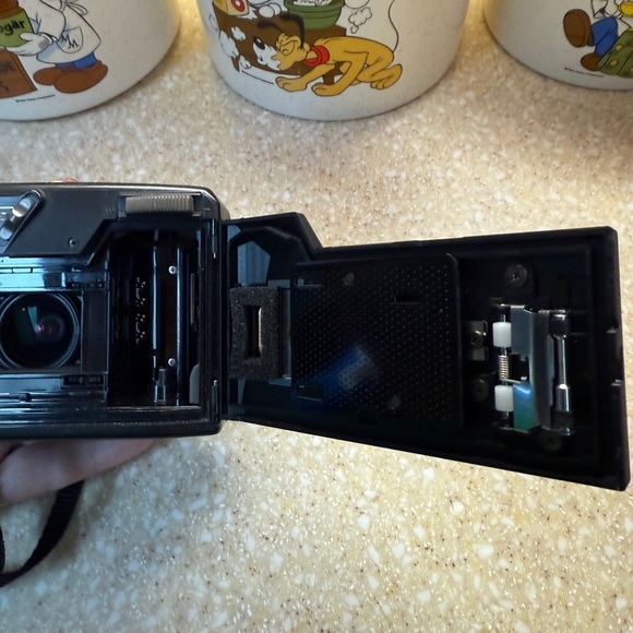 Pentax IQ Zoom 70 Black Macro 35mm Compact Point and Shoot with strap Camera - Picture 10 of 12